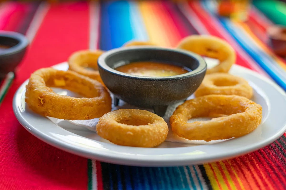 Aros de cebolla con salsa
