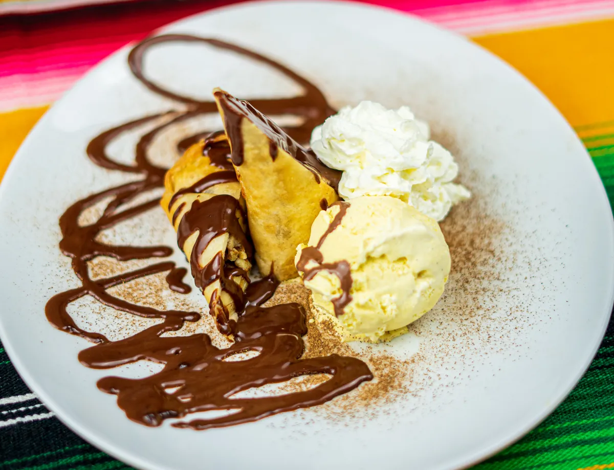 Burrito dulce con helado, nata y chocolate caliente