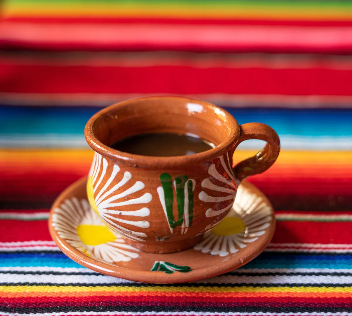 Café de olla en taza de barro