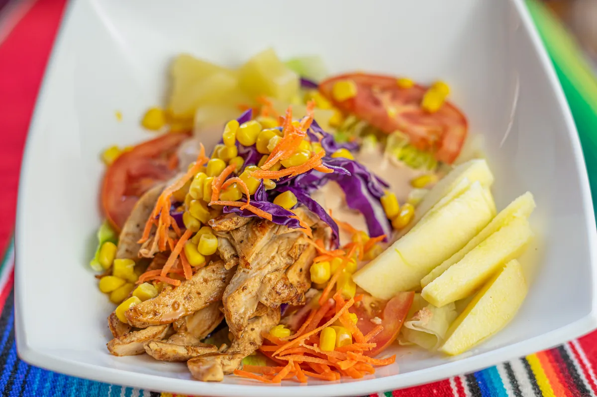 Ensalada con pollo, piña, manzana y maíz