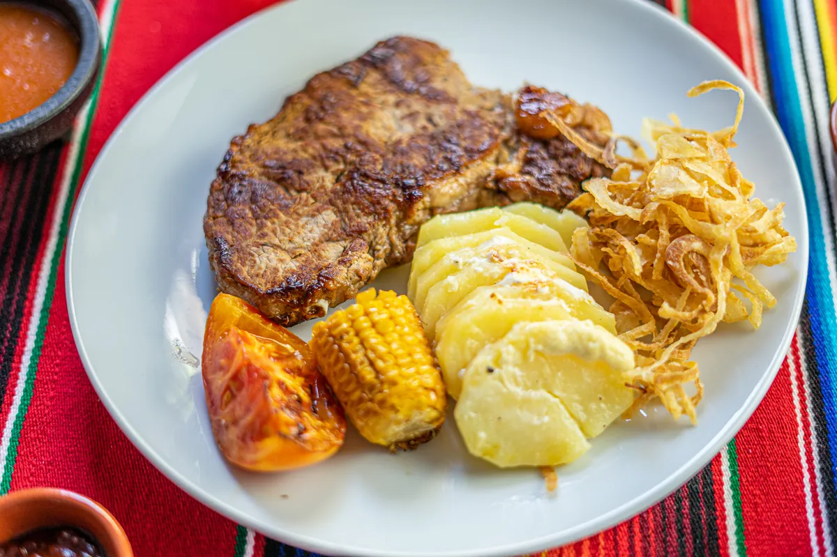 Entrecot a la plancha con patata gratinada y mazorca