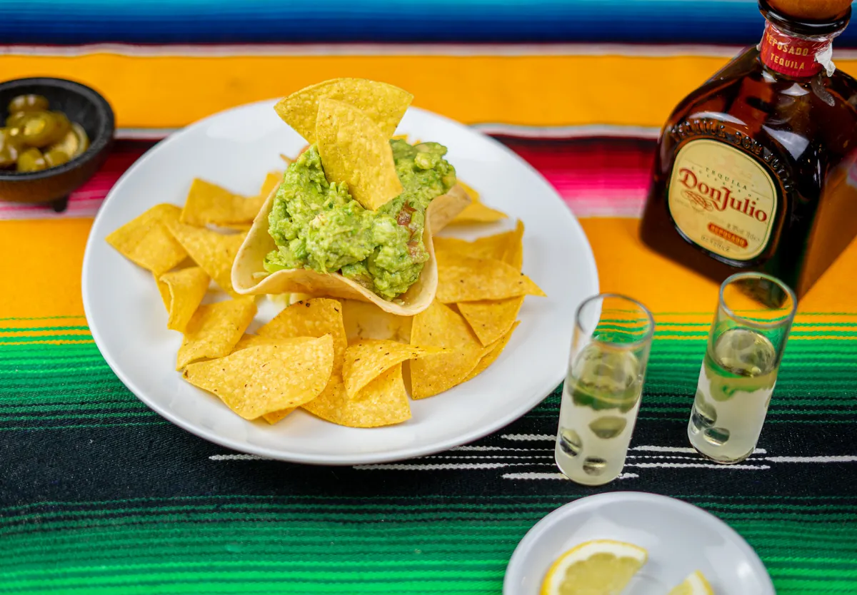 Guacamole con totopos de maíz