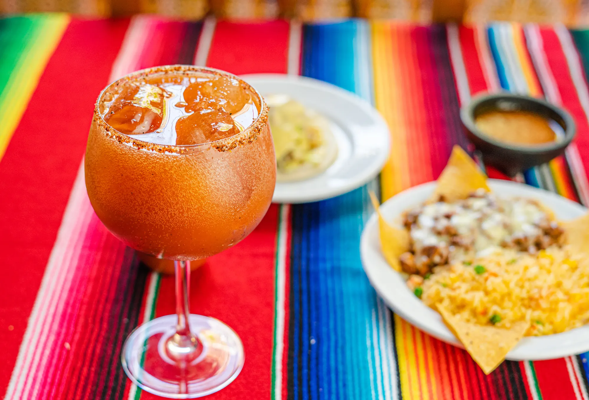 Michelada con chile con carne y totopos