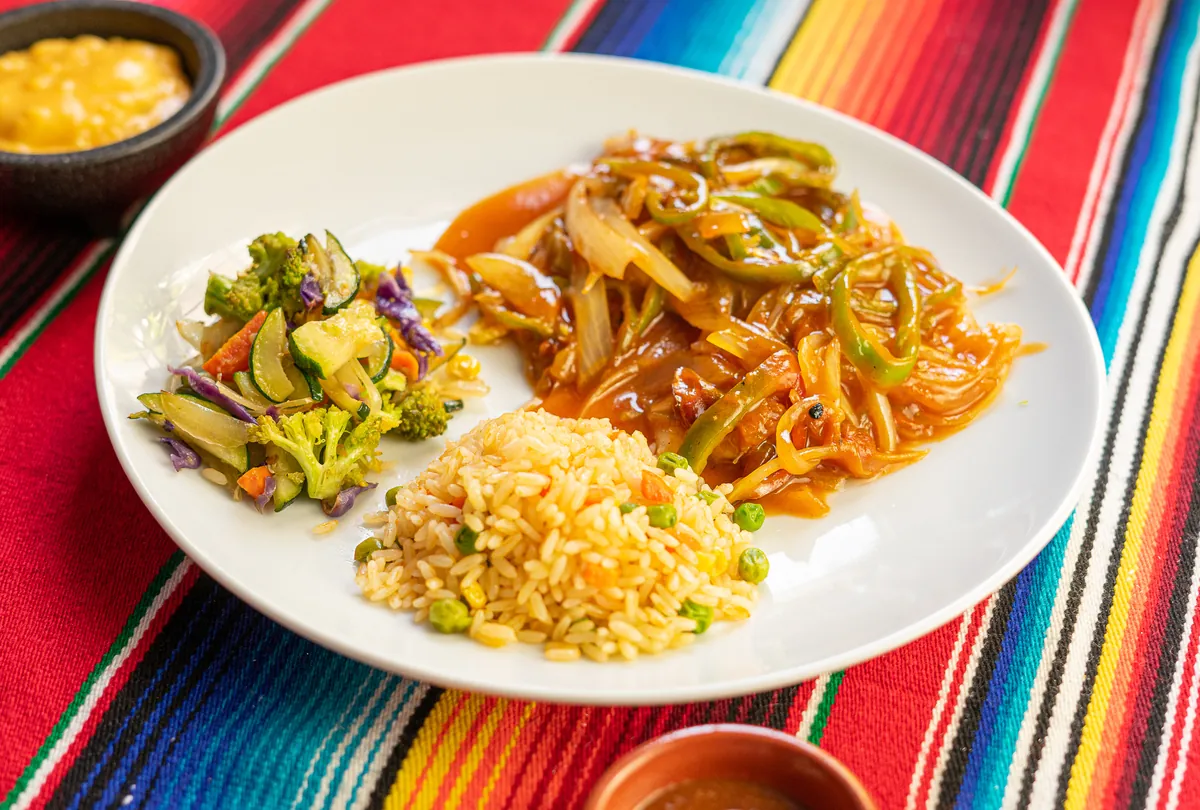 Pescado a la veracruzana con verduras y arroz