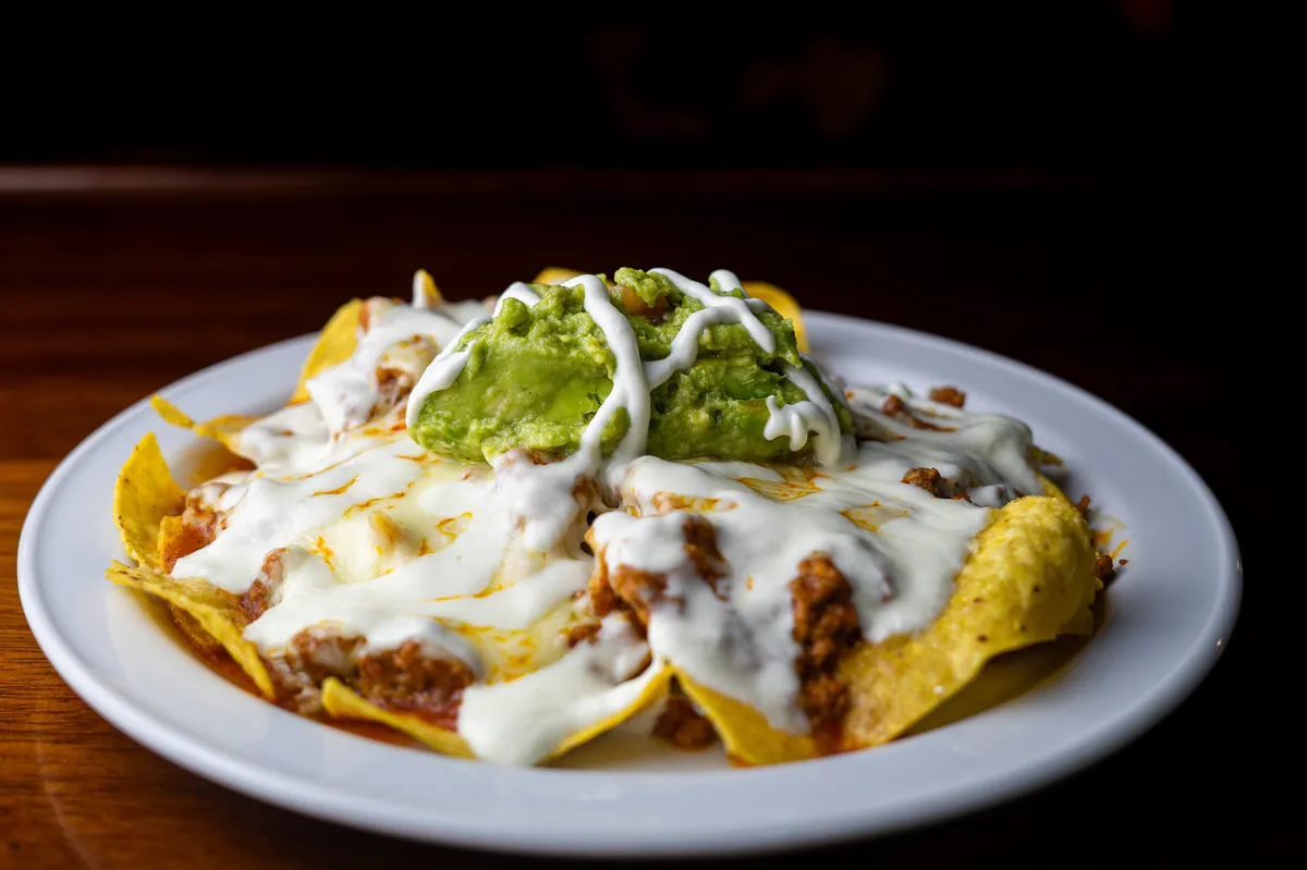 Nachos Adelita con queso fundido y guacamole