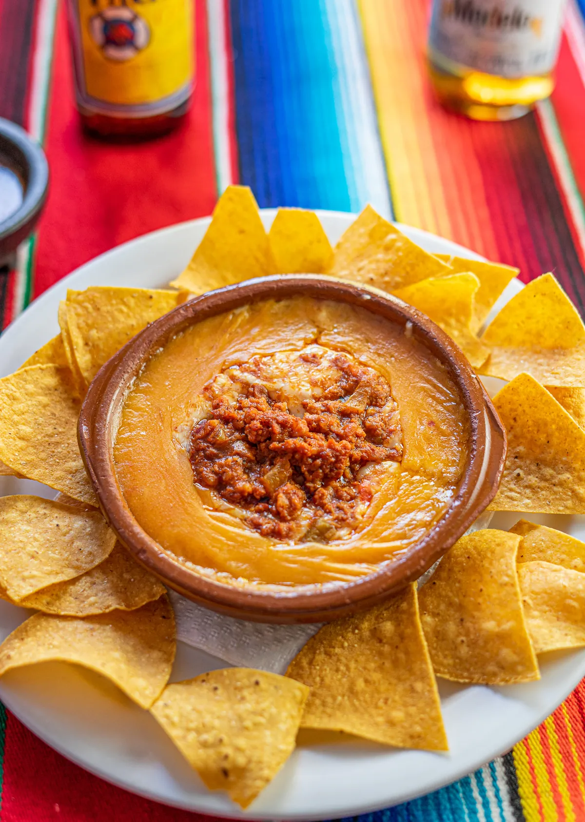 Queso fundido con chorizo y totopos