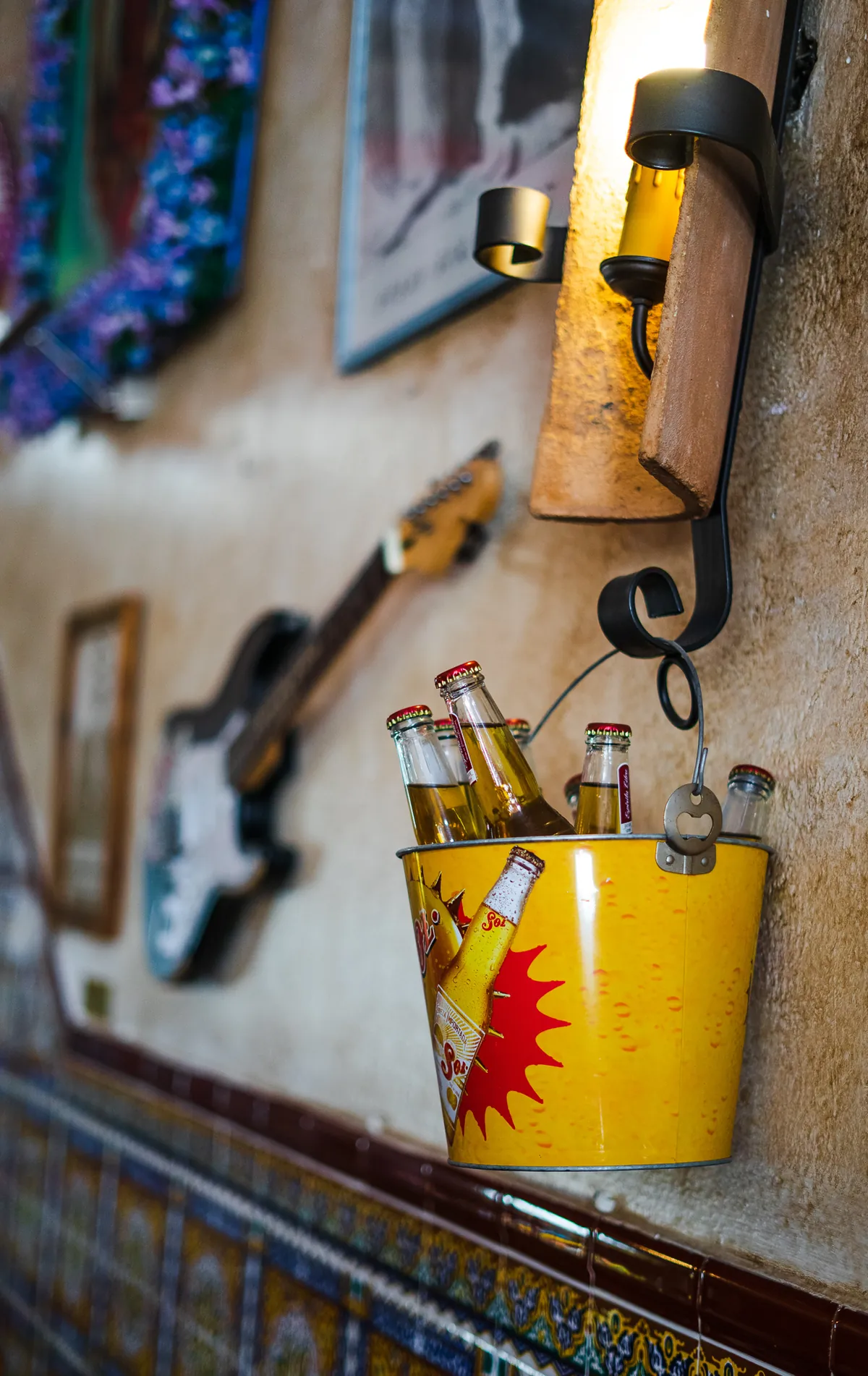Cubo de cervezas junto a la decoración de guitarras