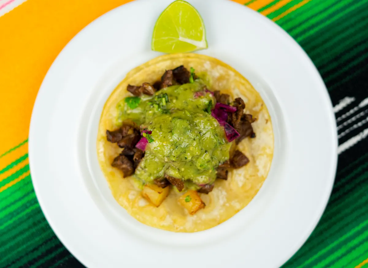 Taco al pastor con piña y salsa verde