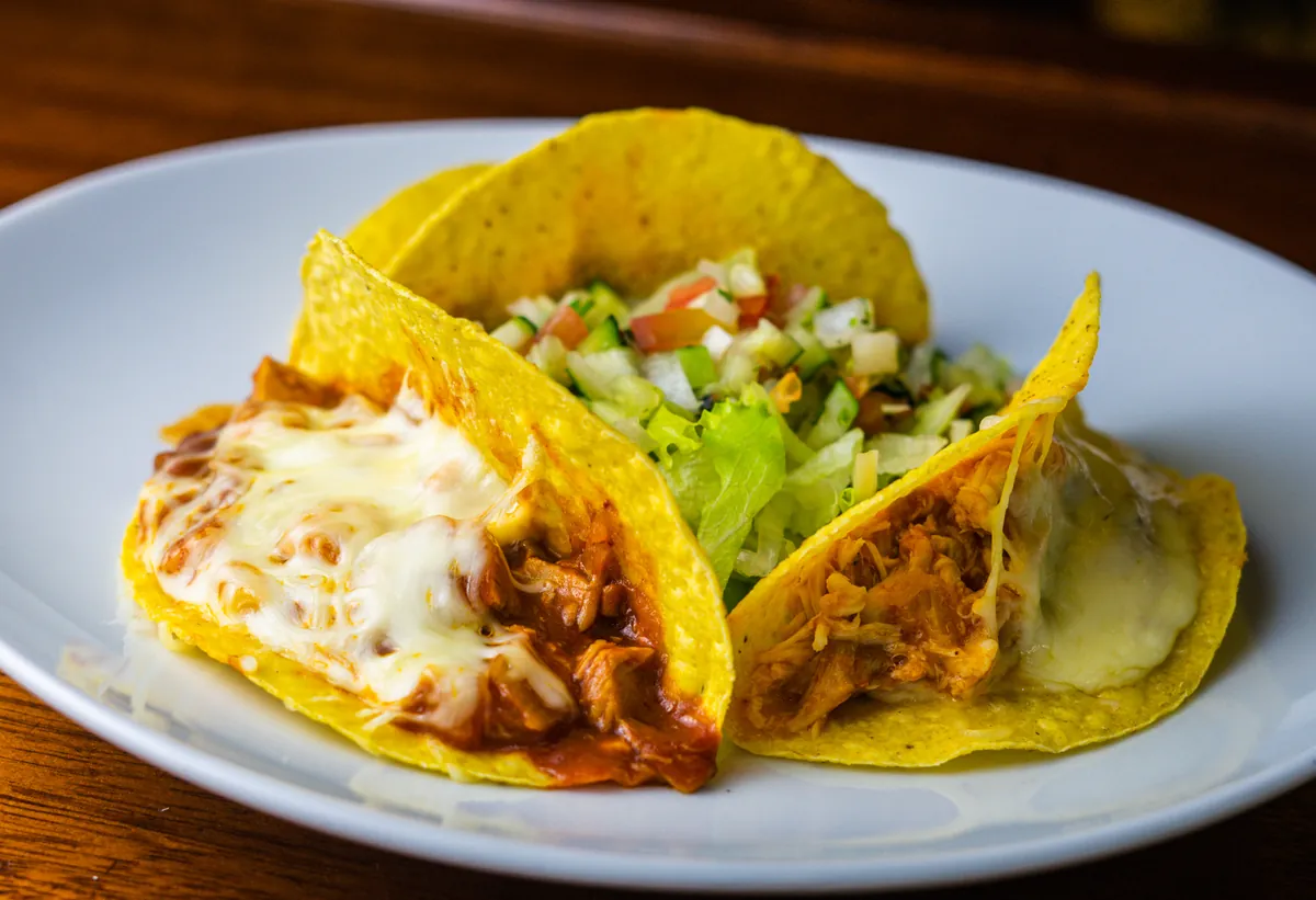 Tres tacos de maíz crujiente rellenos